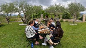 Grupo compartiendo una comida saludable en el jardín con platos variados y un ambiente natural y relajado